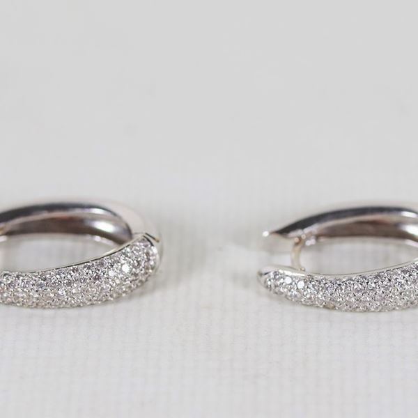 Pair of 18kt white gold earrings with pavé diamonds, gr. about 10