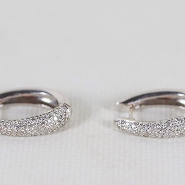 Coppia di orecchini in oro bianco 18kt con pavè di diamanti, gr. 10 circa