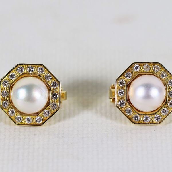 Coppia di orecchini ottagonali in oro giallo 18kt, con perla centrale contornata da 16 piccoli diamanti, gr. 10 circa