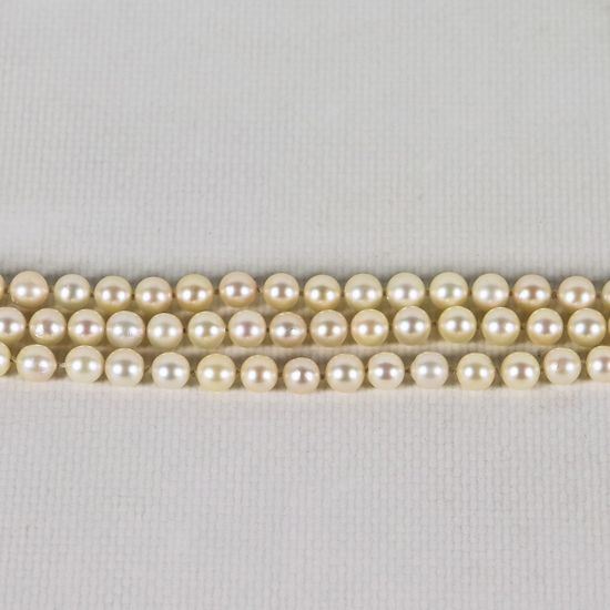 Three-strand cultured pearl bracelet with firmness in 18kt white gold with nine small diamonds and series of small rubies, 17 cm