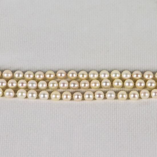 Bracciale di perle coltivate a tre fili con fermezza in oro bianco 18kt con nove piccoli diamanti e serie di piccoli rubini, cm 17