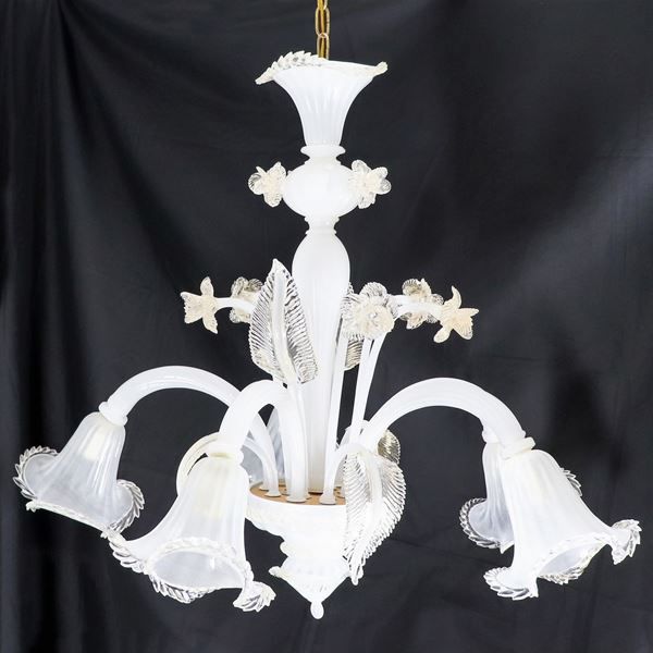 Lampadario in cristallo e vetro soffiato di Murano color lattice con fiori e foglie, 5 luci. Qualche mancanza