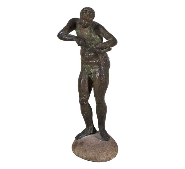Giuseppe Mazzullo - Firmata e datata 1956 sotto la base in pietra. "Pescatore con pesce", scultura in bronzo sorretta da basetta in pietra lavica difettata