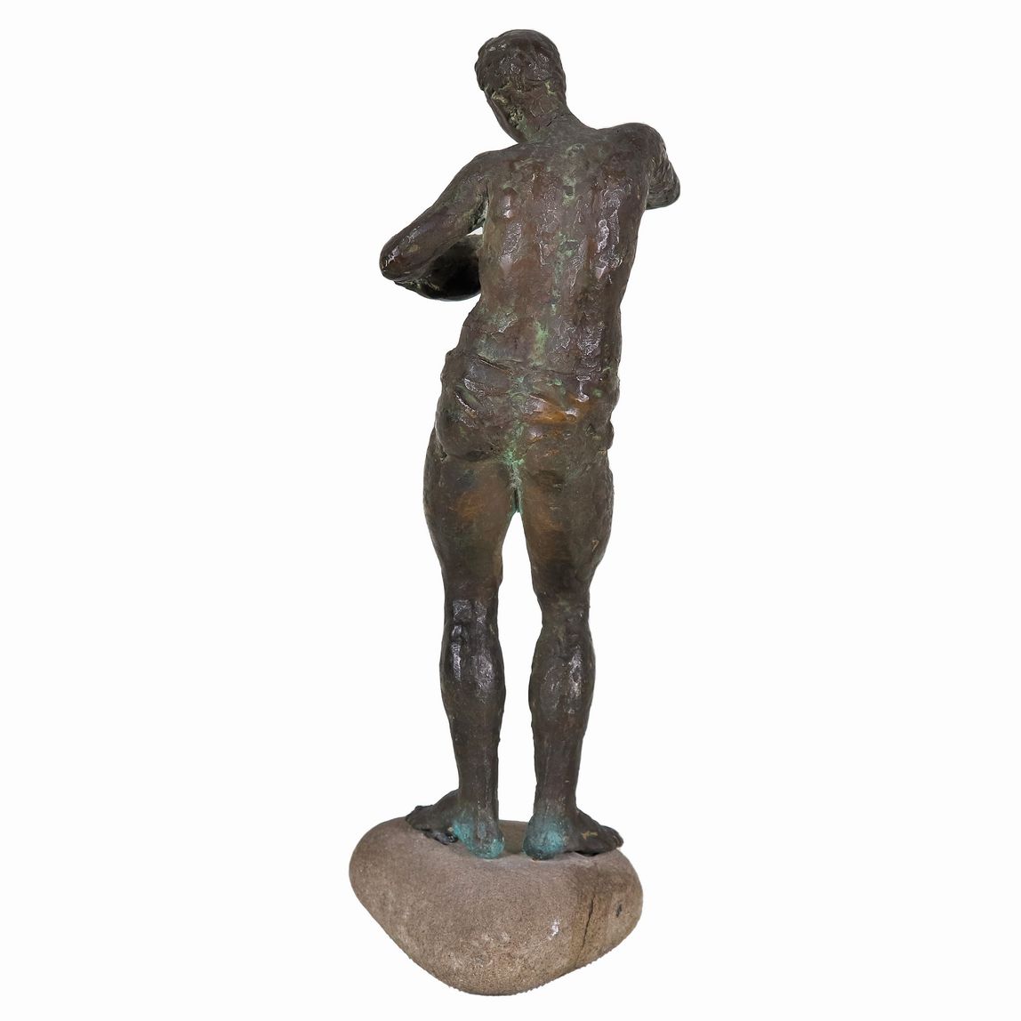 Firmata e datata 1956 sotto la base in pietra. "Pescatore con pesce", scultura in bronzo sorretta...