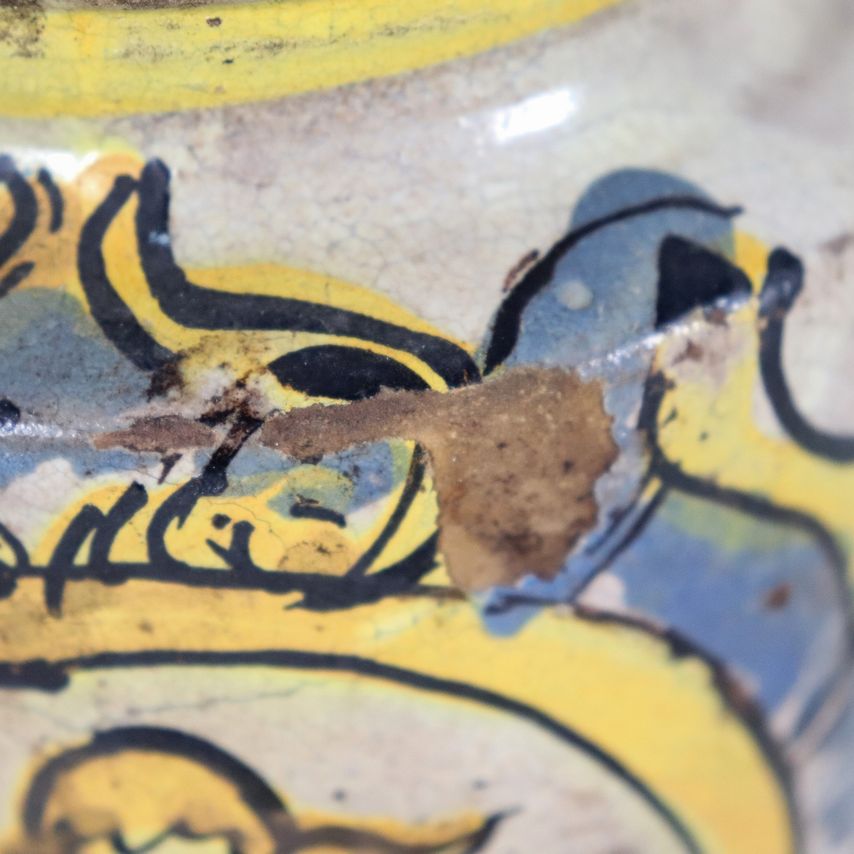 Antico albarello da farmacia in maiolica toscana con medaglione policromo, mancanze e difetti