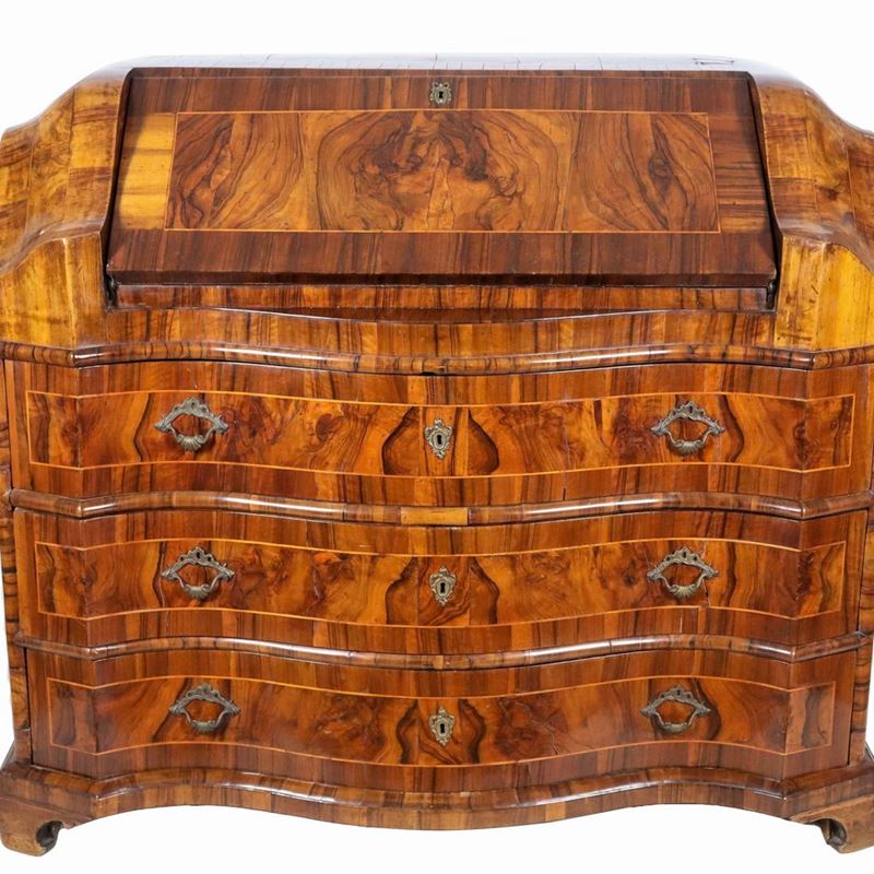 Ribalta veronese Luigi XV a forma mossa bombata, in noce e radica di noce con filettature intarsi...