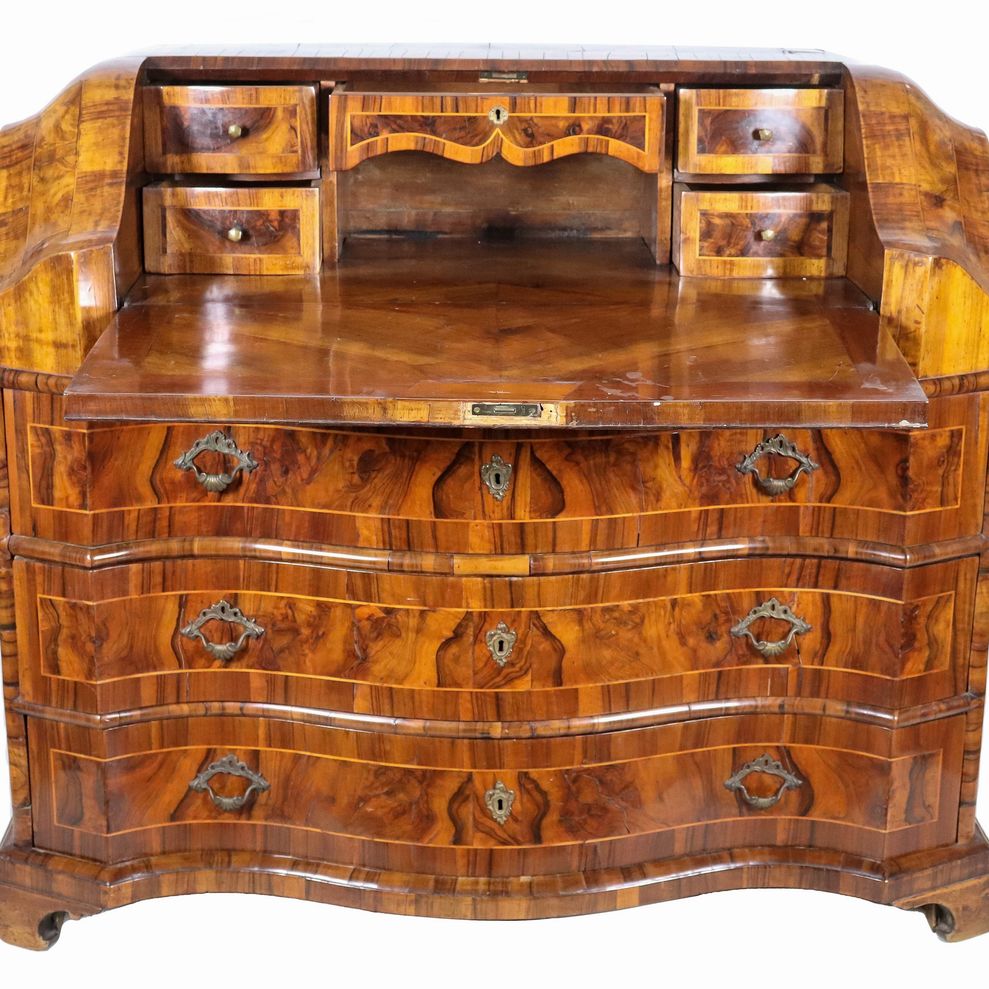 Ribalta veronese Luigi XV a forma mossa bombata, in noce e radica di noce con filettature intarsi...