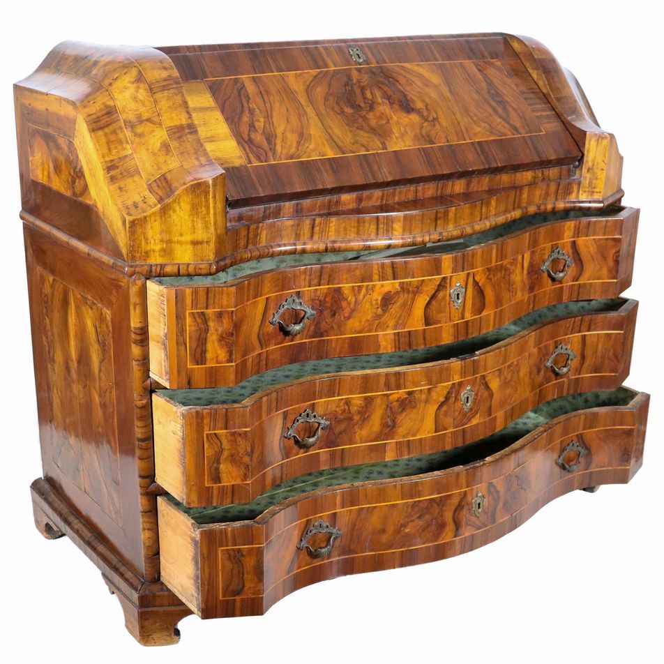 Ribalta veronese Luigi XV a forma mossa bombata, in noce e radica di noce con filettature intarsi...