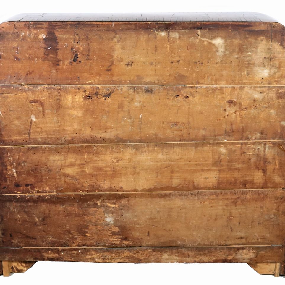 Ribalta veronese Luigi XV a forma mossa bombata, in noce e radica di noce con filettature intarsi...