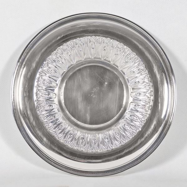 Concave silver plate with chiseled and embossed palmette border, gr. 325