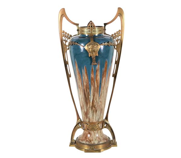 Antico vaso Art Nouveau in terracotta smaltata, con colature marroni e avana su fondo blu, manici e guarnizioni in bronzo 