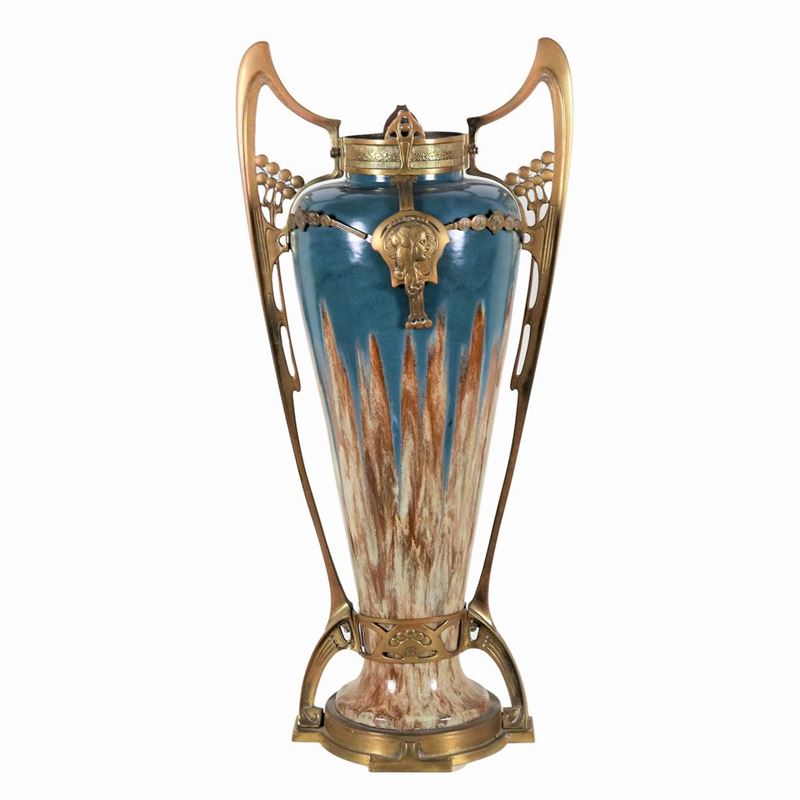 Antico vaso Art Nouveau in terracotta smaltata, con colature marroni e avana su fondo blu, manici...