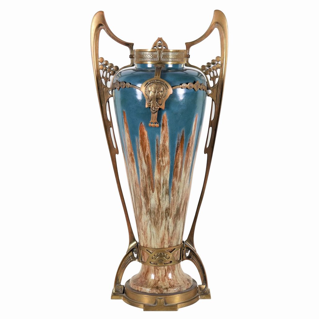 Antico vaso Art Nouveau in terracotta smaltata, con colature marroni e avana su fondo blu, manici...