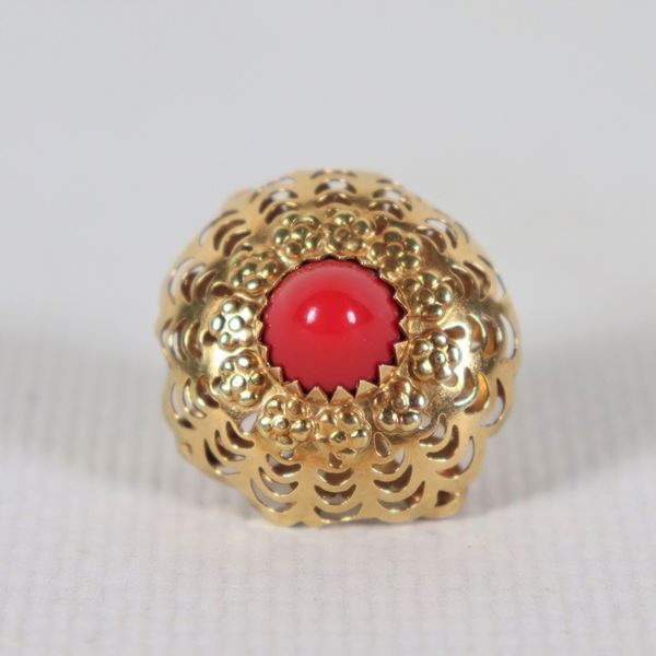 Ciondolo in oro giallo 18kt con lavorazione traforata e pietre dure, gr. 5 circa