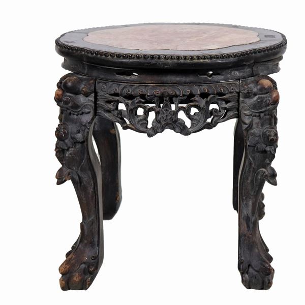 Round-shaped Chinese base in ebonized oriental wood, recessed marble top and four legs carved with animal motifs