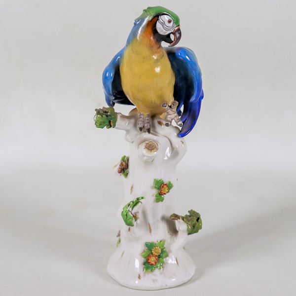 "Parrot on a tree", small sculpture in Capodimonte polychrome porcelain