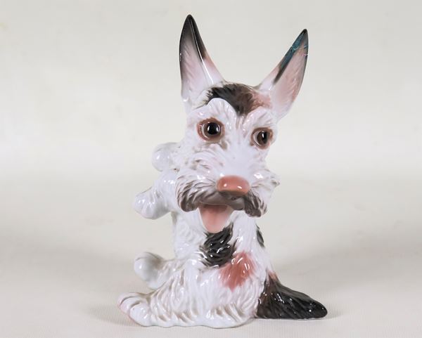 "Cagnolino", piccola scultura in porcellana policroma di Rosenthal. La punta di un orecchio presenta rottura