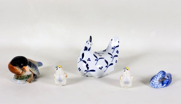 Lotto di cinque statuine in porcellana policroma; due pappagalli, due papere e una gallina