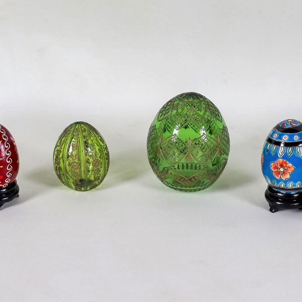 Lotto di sei ovetti in cristallo, vetro, porcellana e smalto