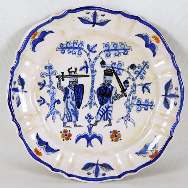 Piatto da muro in maiolica di Gubbio, con decorazioni in blu "Duello tra cavalieri"