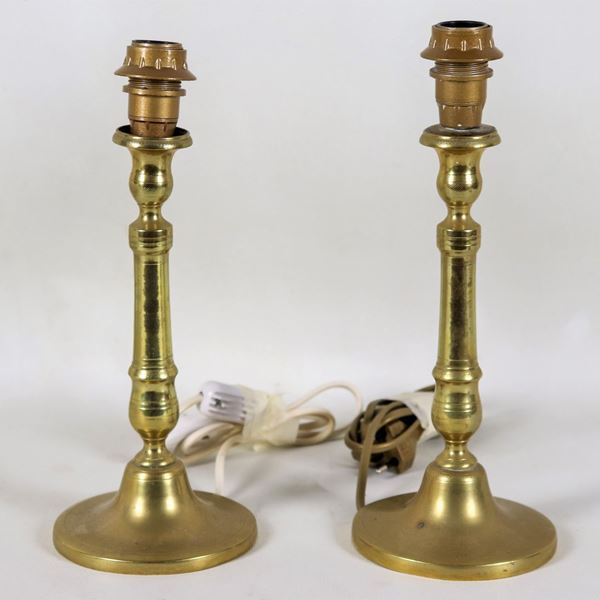 Coppia di candelieri francesi di linea Luigi XVI in metallo dorato e sbalzato