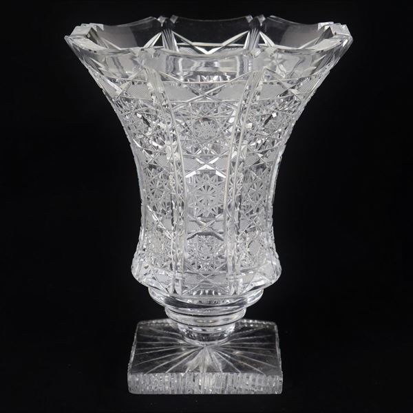 Flower vase in Bohemian crystal worked with a diamond tip