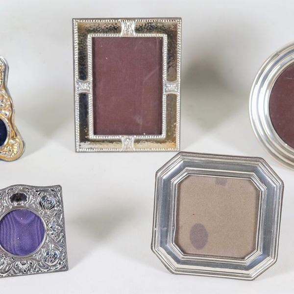 Lot of five small picture frames in chiselled and embossed silver