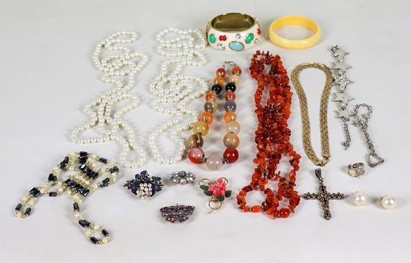 Lot of various costume jewellery: necklaces, bracelets, brooches, earrings and ring
