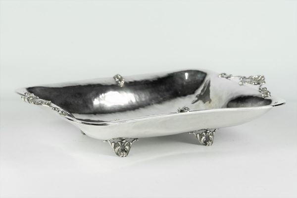 Centerpiece in hammered silver
