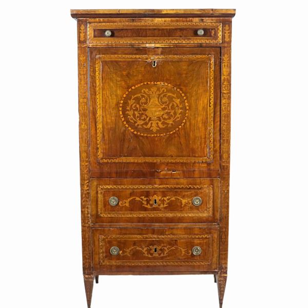 Lombard secretaire of the Louis XVI line in walnut, with inlays with geometric threads, floral intertwining and rosettes with amphorae, an overlying pull-out, central drop-down cabinet forming a writing desk, two underlying pull-outs and four inverted truncated pyramid legs. Defects