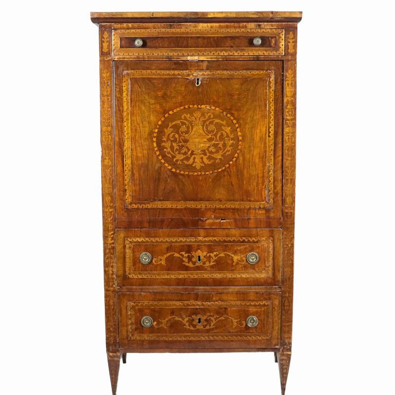 Secretaire lombardo di linea Luigi XVI in noce, con intarsi a filettature geometriche, intrecci f...