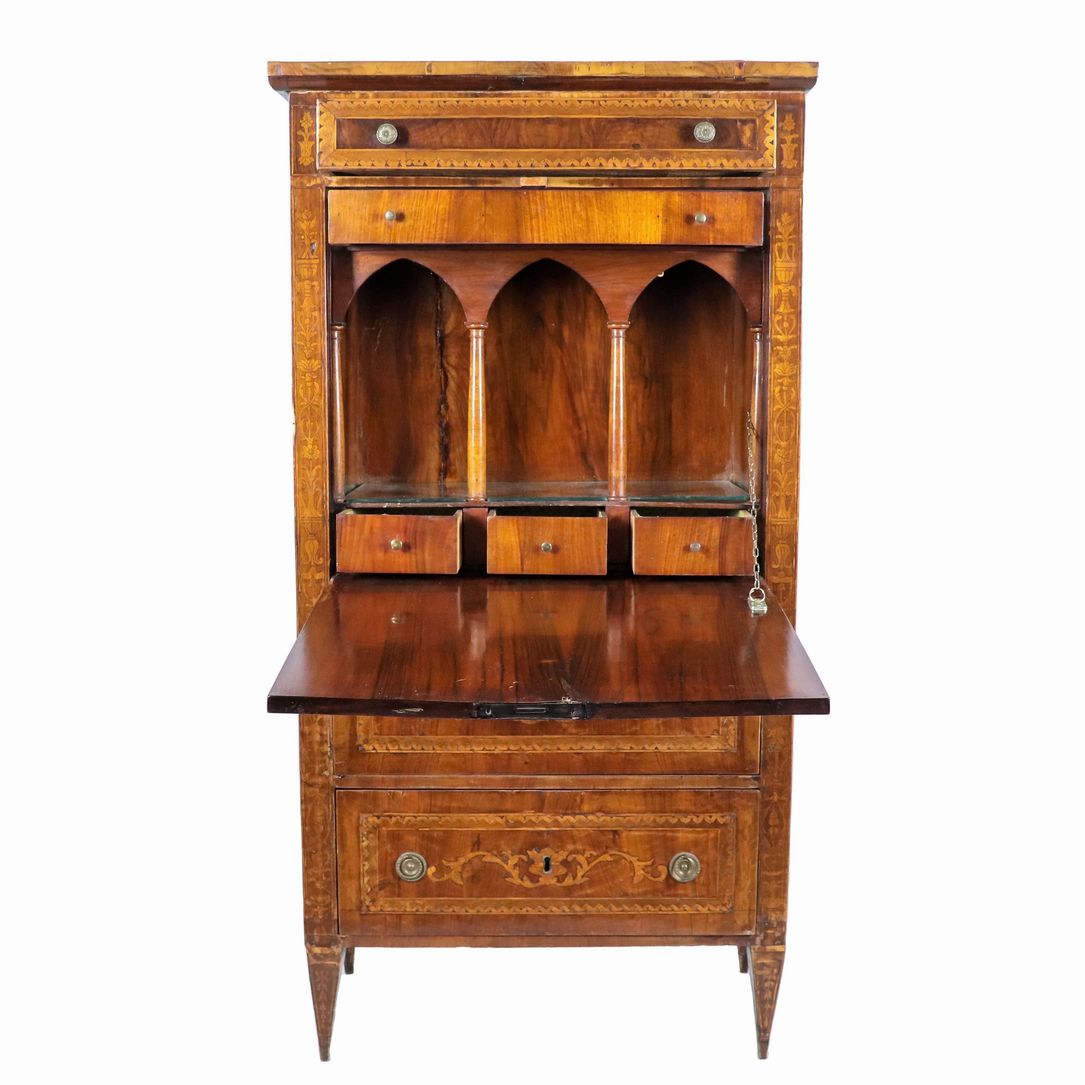 Secretaire lombardo di linea Luigi XVI in noce, con intarsi a filettature geometriche, intrecci f...