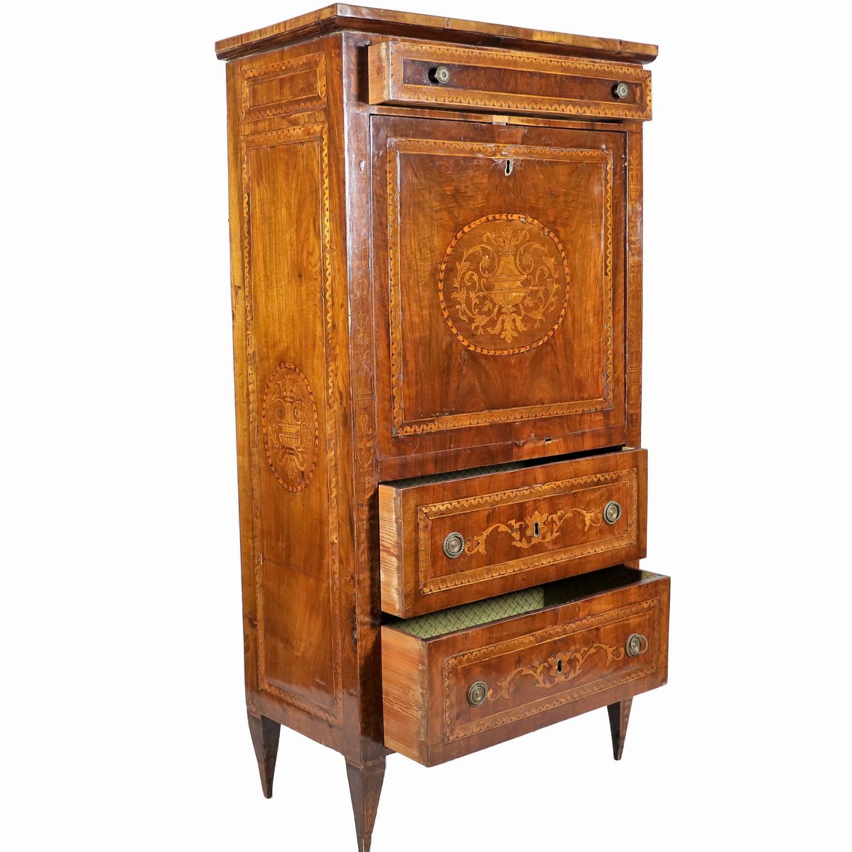 Secretaire lombardo di linea Luigi XVI in noce, con intarsi a filettature geometriche, intrecci f...