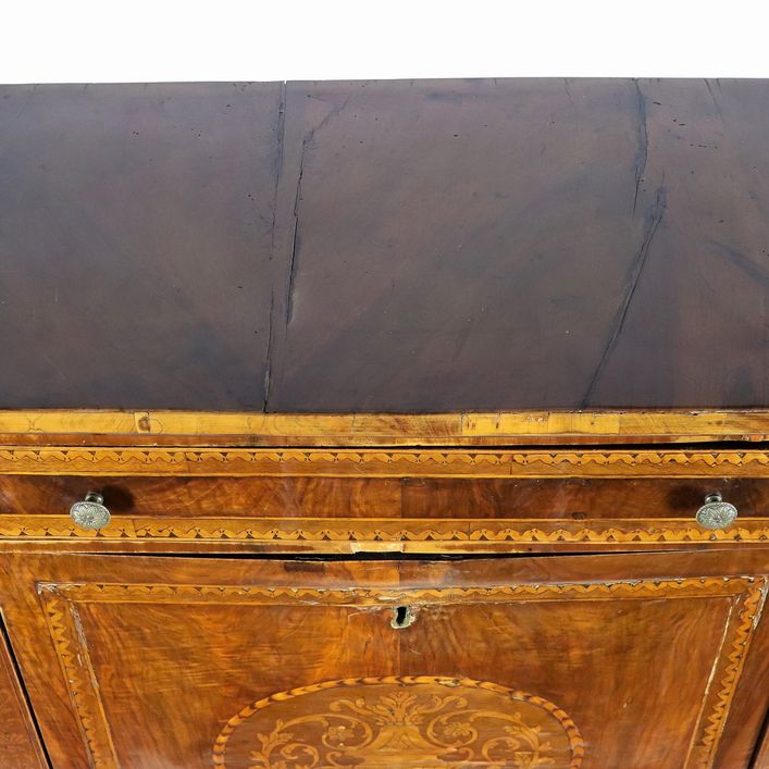 Secretaire lombardo di linea Luigi XVI in noce, con intarsi a filettature geometriche, intrecci f...