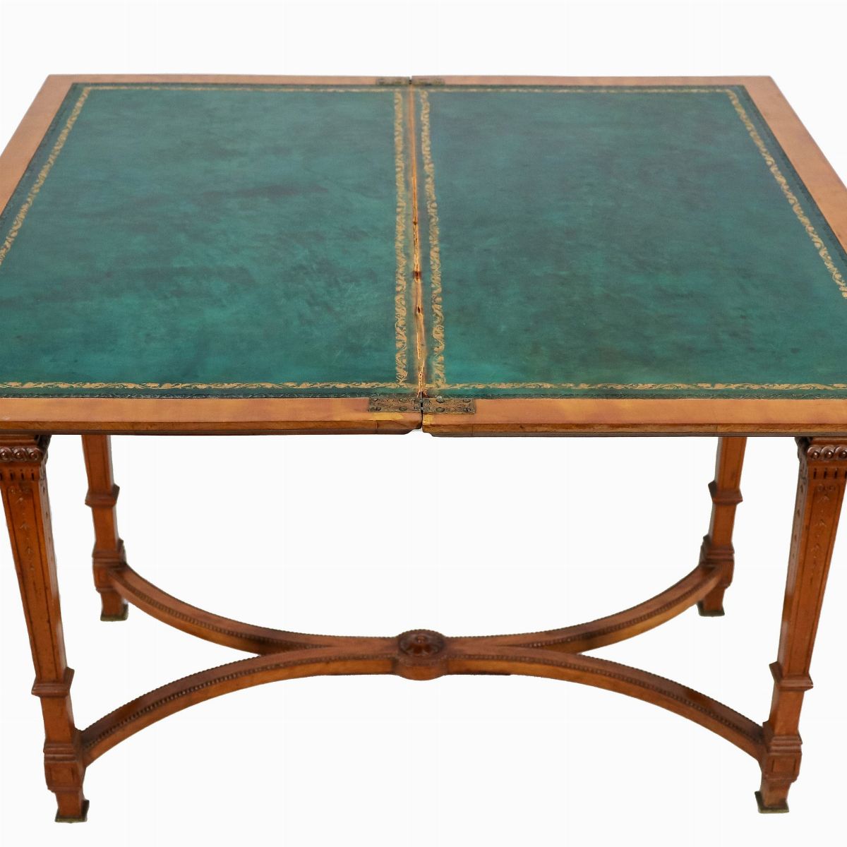 Antico tavolo da gioco inglese di linea Luigi XVI in legno di satinwood, con filettature e intagl...