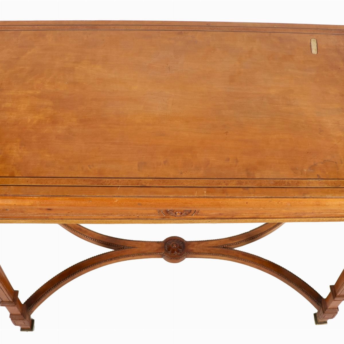 Antico tavolo da gioco inglese di linea Luigi XVI in legno di satinwood, con filettature e intagl...