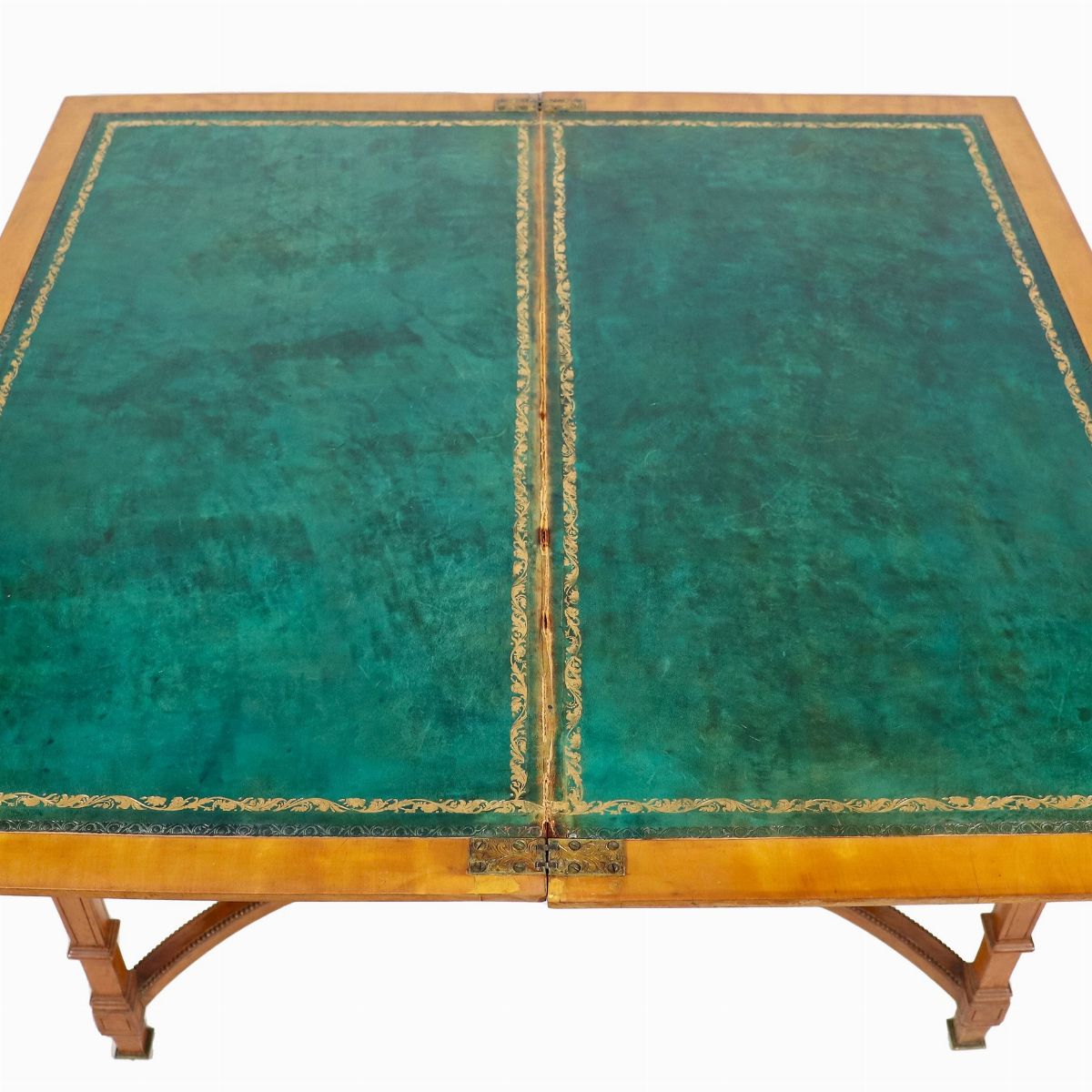 Antico tavolo da gioco inglese di linea Luigi XVI in legno di satinwood, con filettature e intagl...