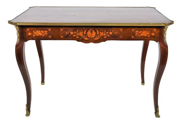 French Napoleon III (1852-1870) center table in rosewood, with inlays of floral scrolls, garlands and vases with flowers, a central puller, gilt and chiseled bronze trimmings and four curved legs
