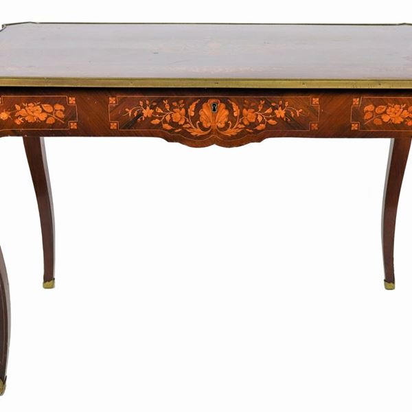 French Napoleon III (1852-1870) center table in rosewood, with inlays of floral scrolls, garlands and vases with flowers, a central puller, gilt and chiseled bronze trimmings and four curved legs