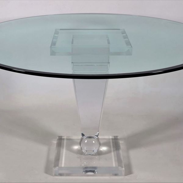 Tavolo tondo con base a colonna in plexiglas e piano in cristallo