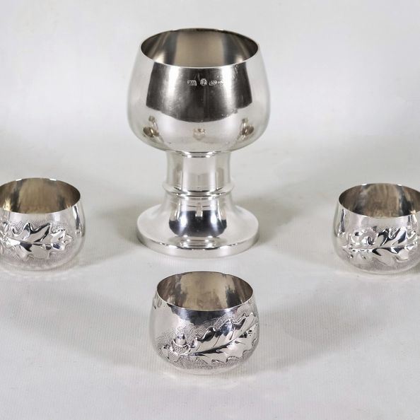 Lot in smooth and hammered silver of a cup and five small wine taster glasses, gr. 420