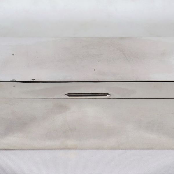 Grande scatola rettangolare in legno interamente rivestita in argento