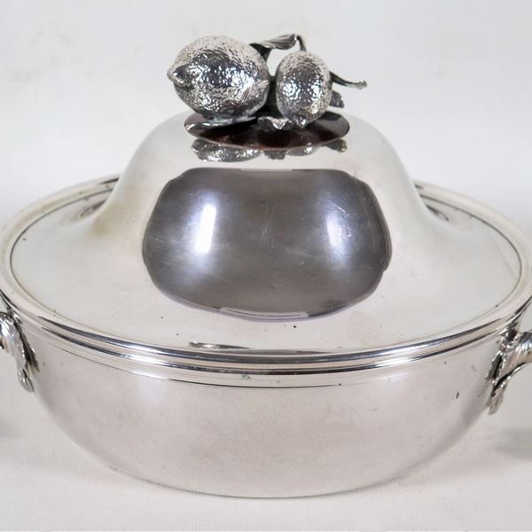 Round silver tureen with embossed knob and wooden handles, gr. 1500