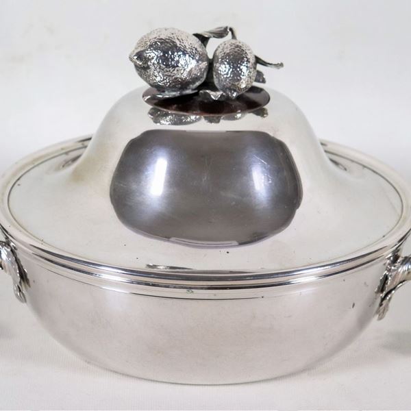 Zuppiera tonda in argento con pomo sbalzato e manici in legno, gr. 1500