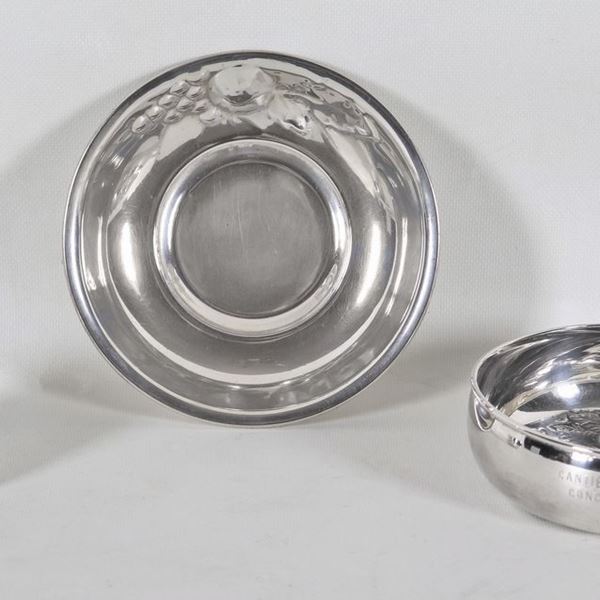 Silver lot of a wine tasting cup, a round bowl with a bunch of grapes embossed on the edge and a round bowl with a raised edge and an embossed bottom (3 pcs), gr. 350