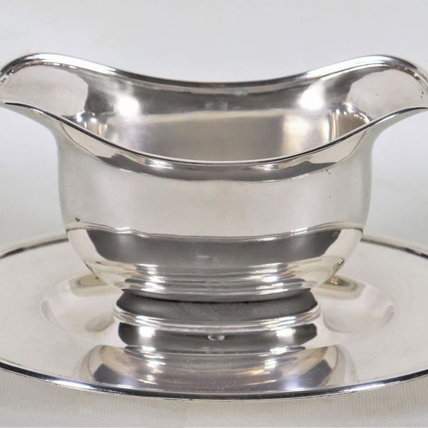 Salsiera a barchetta in argento con bordi sbalzati, gr. 570