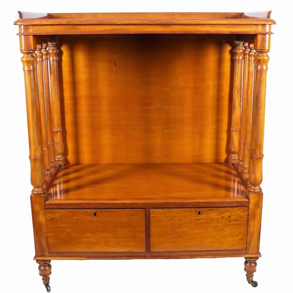 English Edwardian valet stand in blond mahogany, with top supported by turned columns and two drawers below