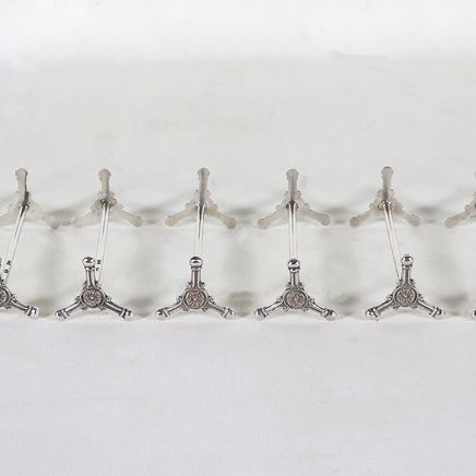 Lot of twelve antique cutlery rests in chiselled and embossed silver, gr. 350