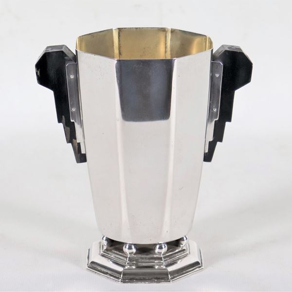 Small octagonal Decò vase in silver-plated metal with ebonized handles, supported by a base with a series of spheres