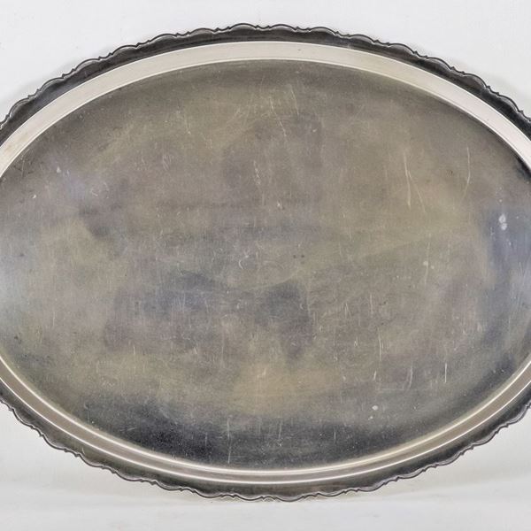 Oval tray in silver, with chiselled, embossed and arched edge, gr. 1130